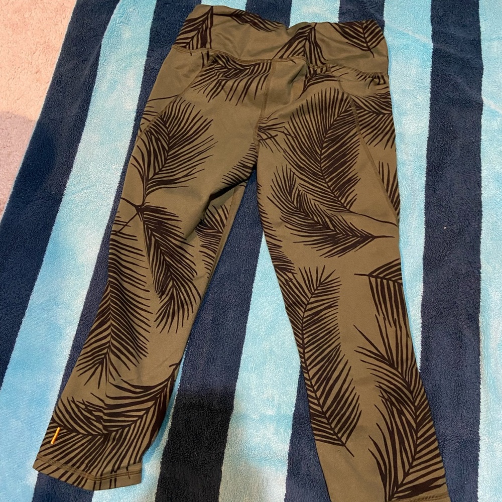 Lucy Calf-length Leggings - Green w/ black leaves